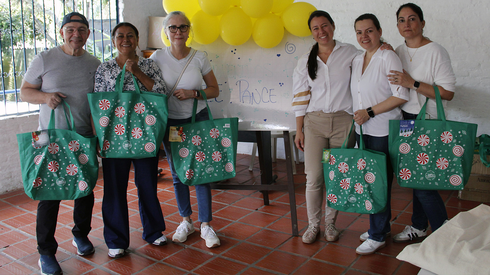 Grupo de niños en celebración de Navidad