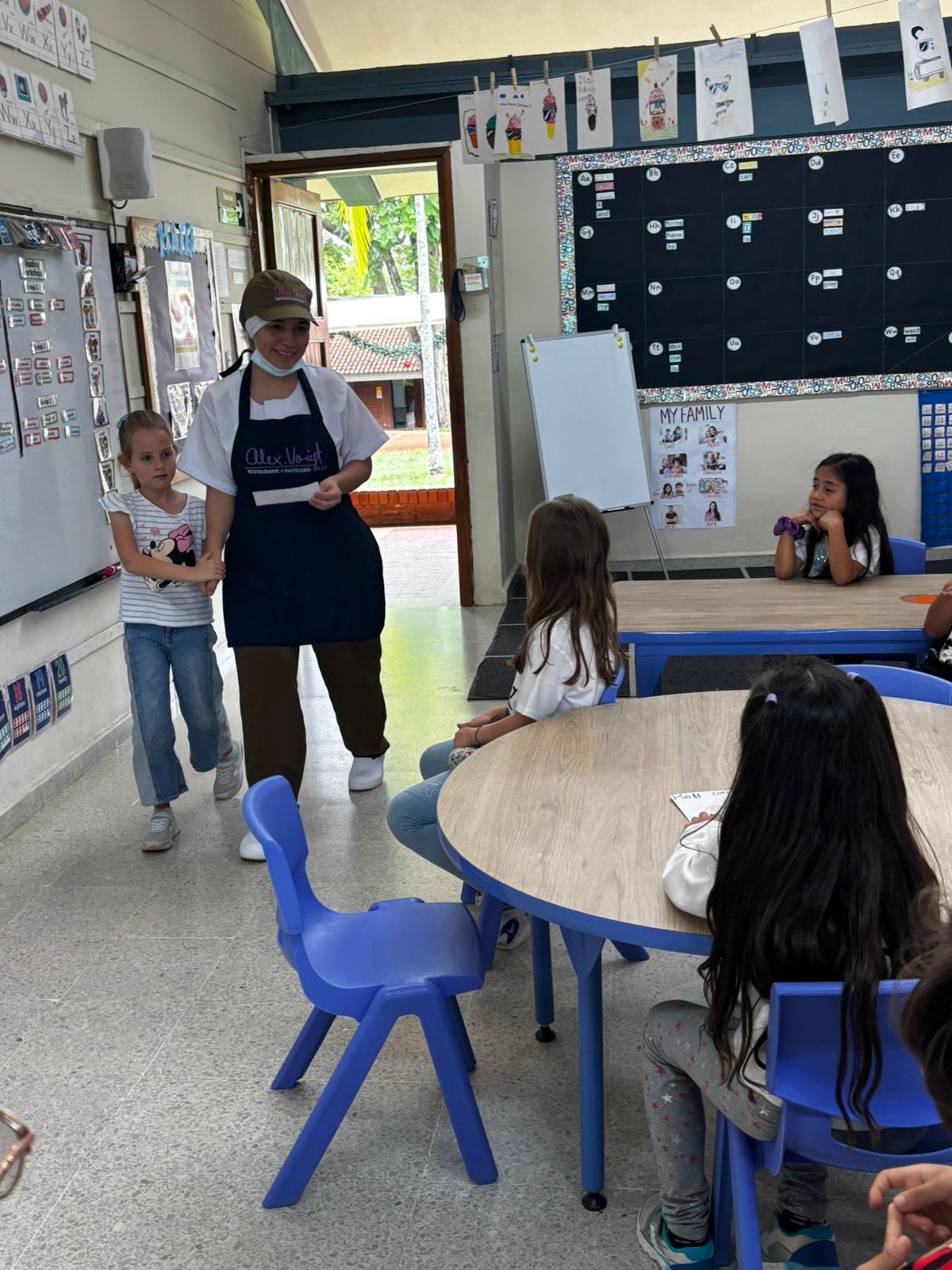 Niños abrazando a colaborador con ancheta