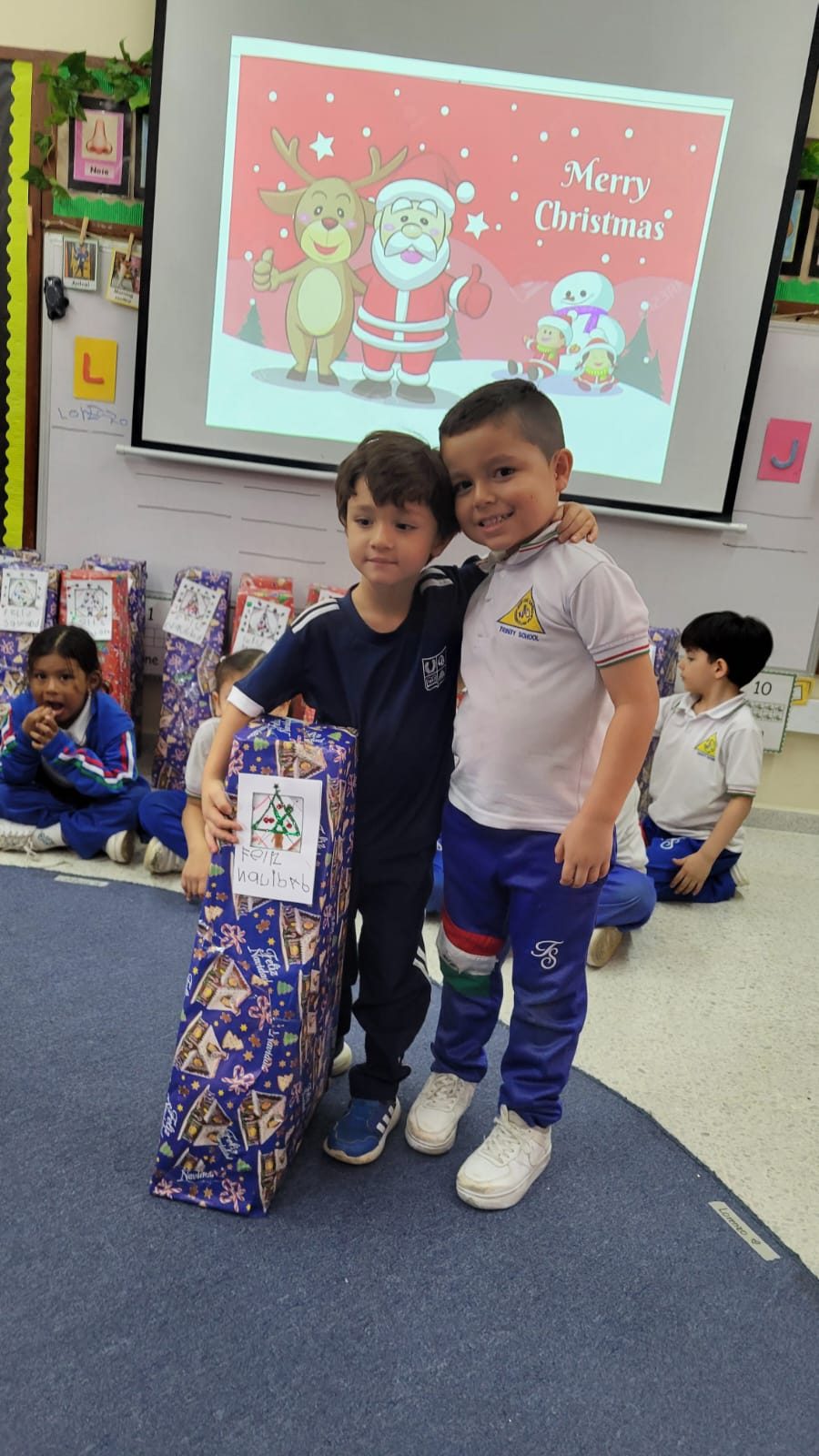 Abrazo entre niñas con regalo