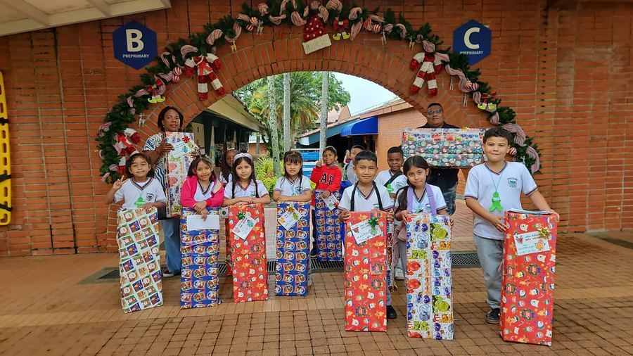 Entrega de anchetas a colaboradores