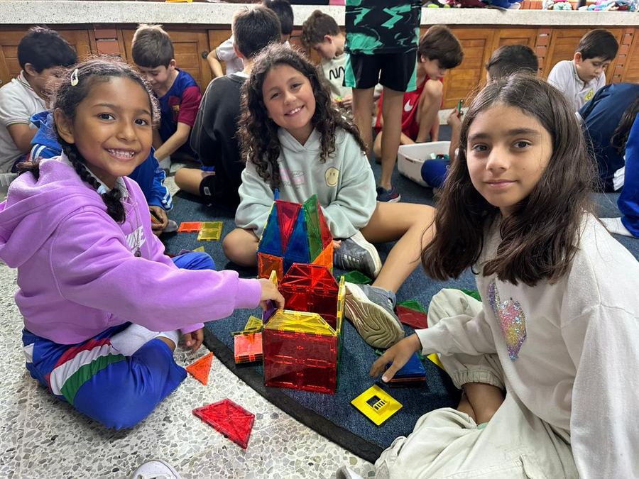 Niños celebrando Navidad