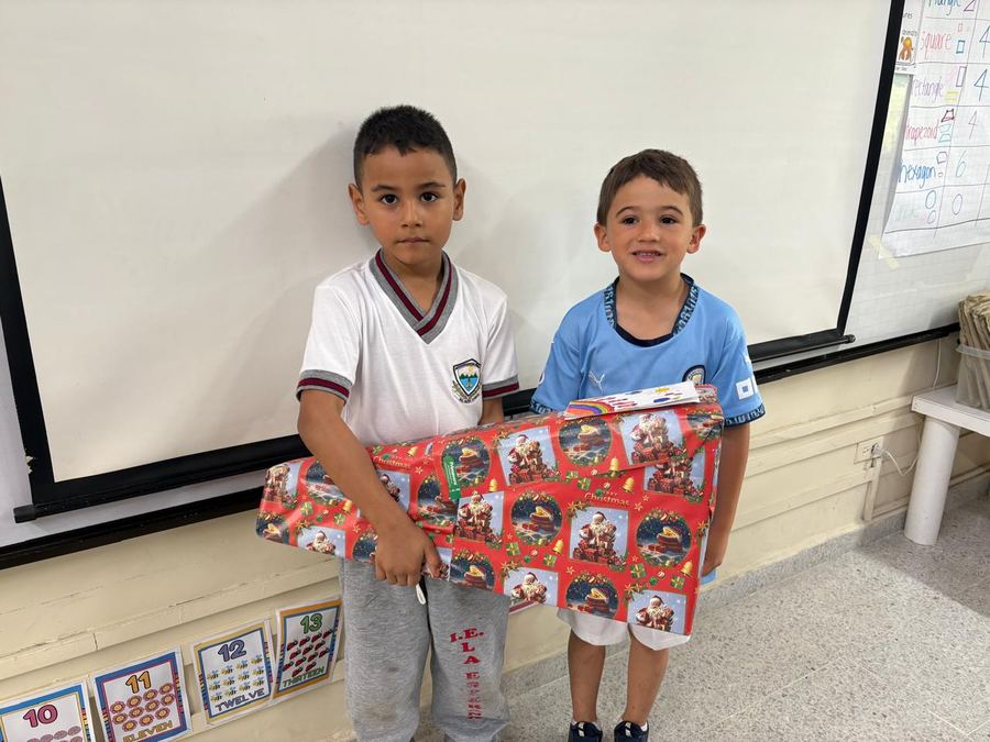 Niños con regalos en clase