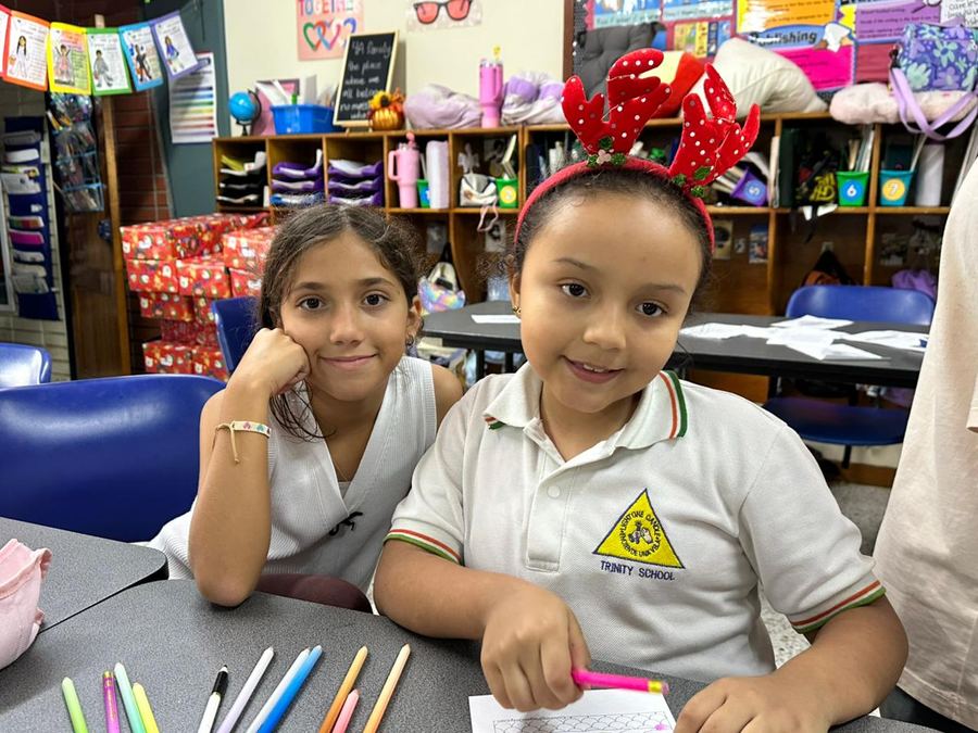 Niños recibiendo regalos