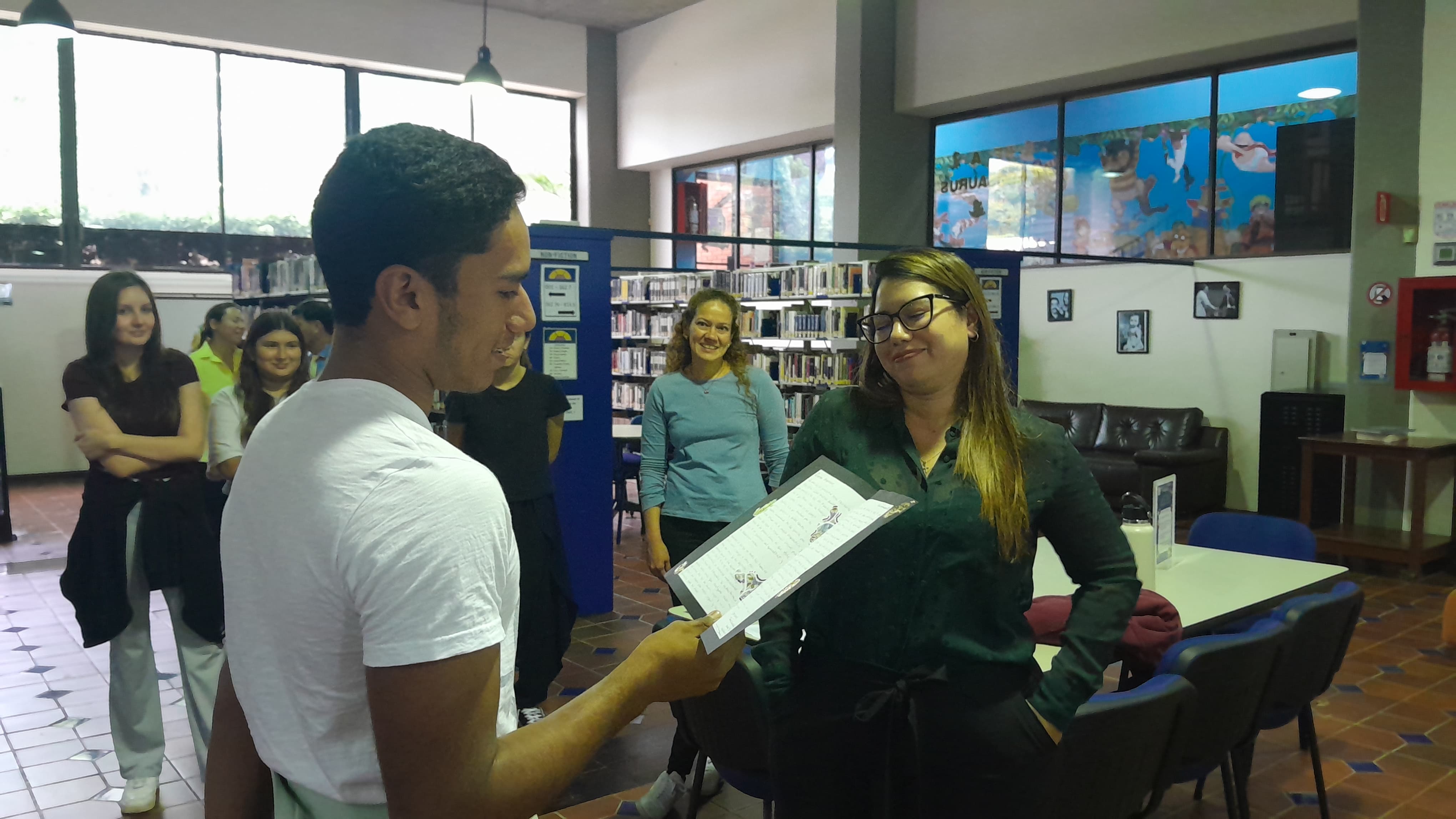 Foto 3 de estudiantes participando en iniciativas solidarias